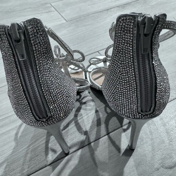 Women's Nolino Beaded Bow T-Strap Dress Sandals - Picture 2 of 10